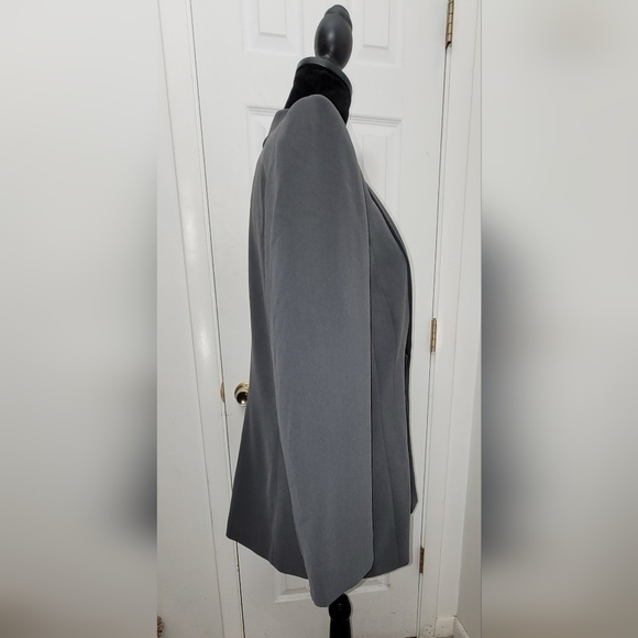 NEW WITH TAGS Tahari 2 pc Pant Suit - Picture 3 of 16